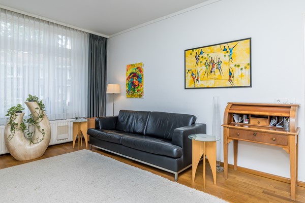 Foto - Te koop: Karakteristiek wonen met de duurzaamheid van nu! Verrassend ruime tussenwoning (1938) met 5 slaapkamers, hybride warmtepomp en Energielabel A nabij het centrum van Heerlen. 